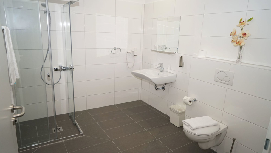 Bathroom 5, Hotel Class, Hamburg