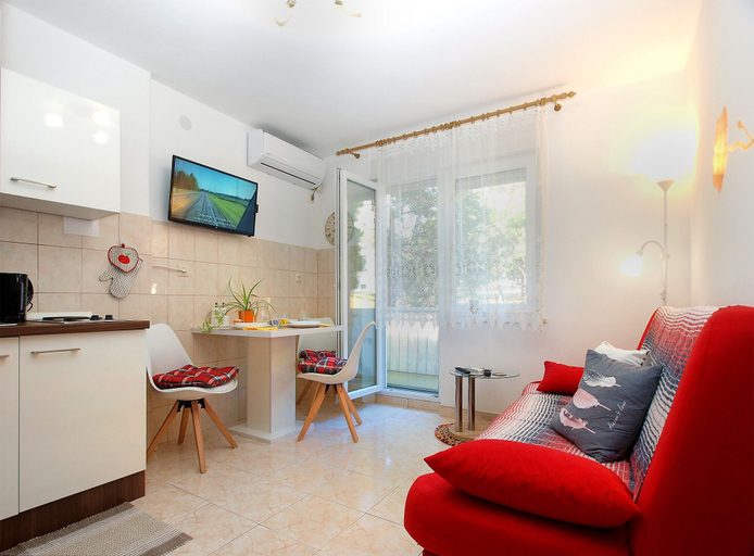 Others 4, Apartment 1951, Pula