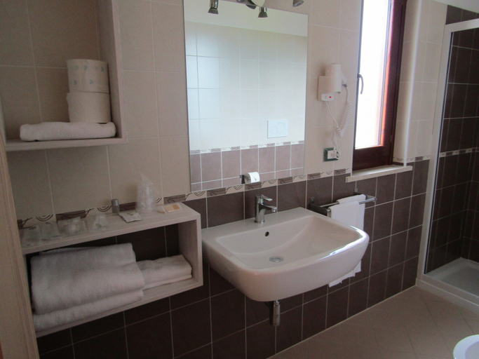 Bathroom 4, Hotel Opera, Pescara