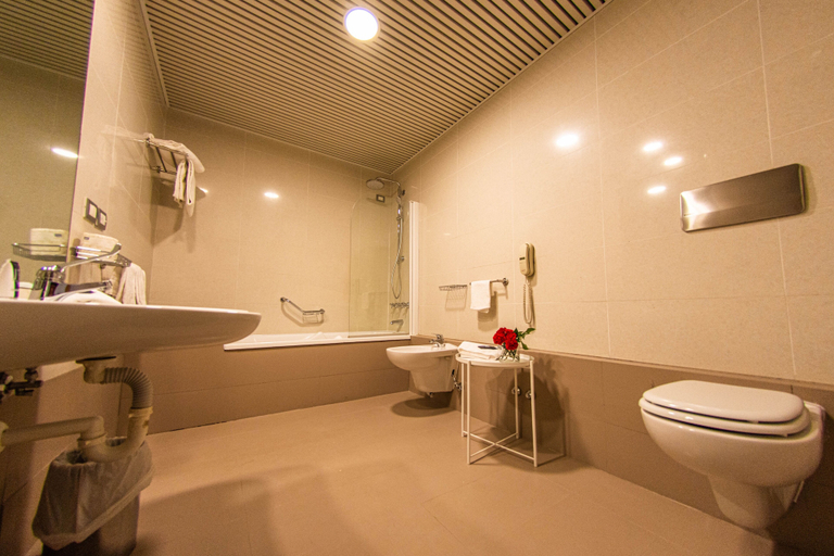 Bathroom 4, HOTEL EXCELSIOR BARI – BY FARACE HOTELS, Bari