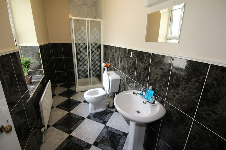 Bathroom, Alcorn's farmhouse 10 mins from beach