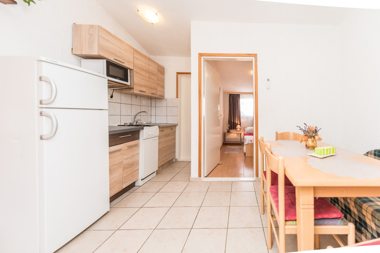 Others 5, Apartment Bubanovic, Vir