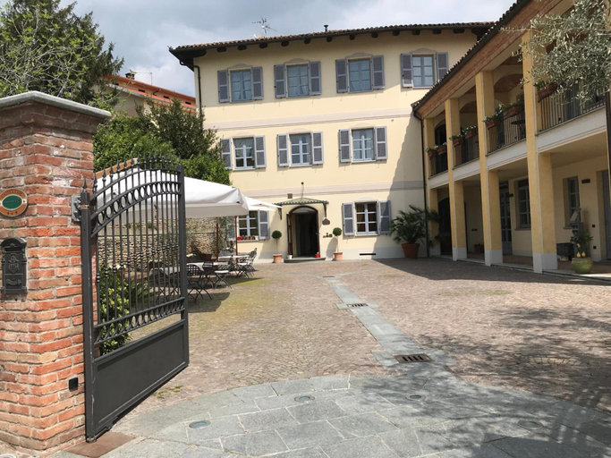 Exterior & Views 2, Albergo Castiglione Langhe, Cuneo