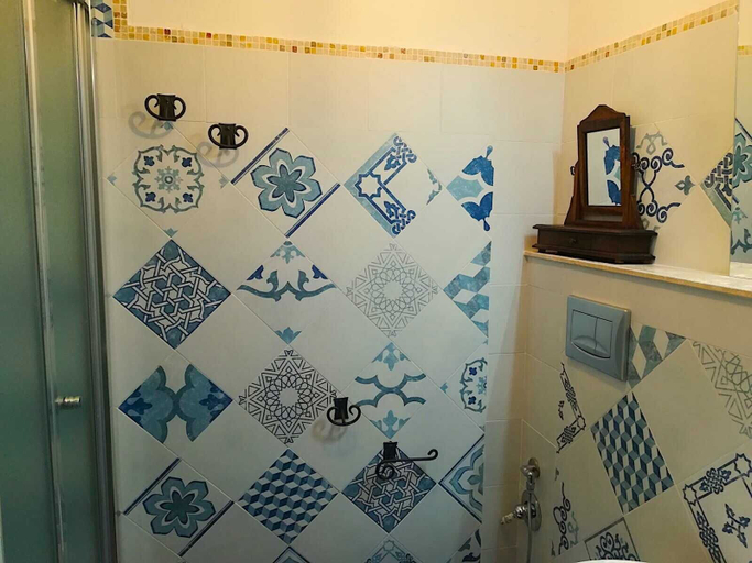 Bathroom 5, Locanda Etrusca, Livorno