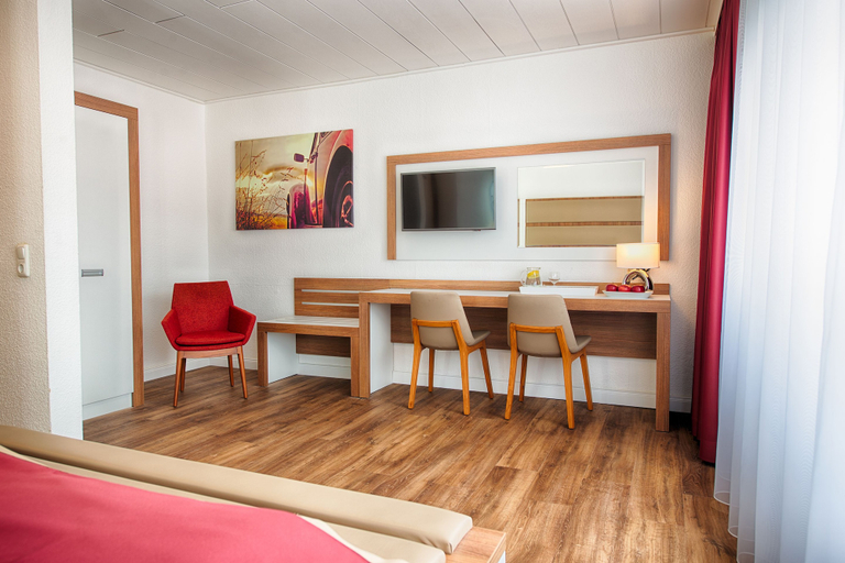 Bedroom 5, Hotel Senator, Dortmund
