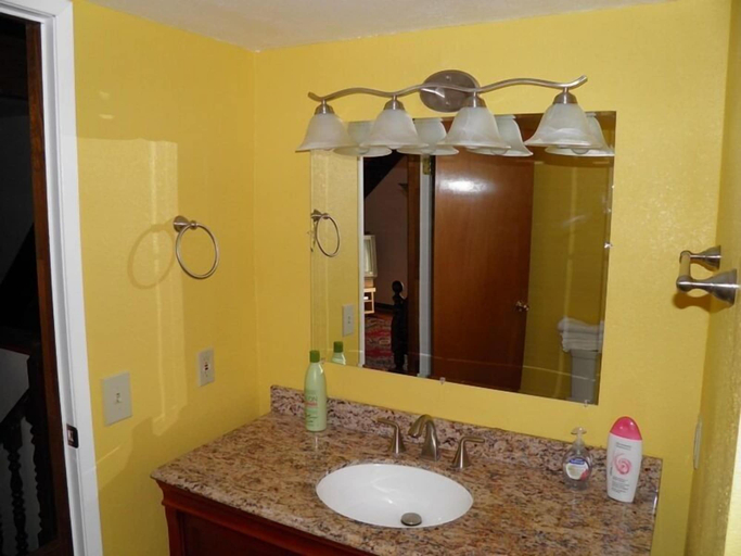 Bathroom 3, 1113 Aravaipa St, El Dorado