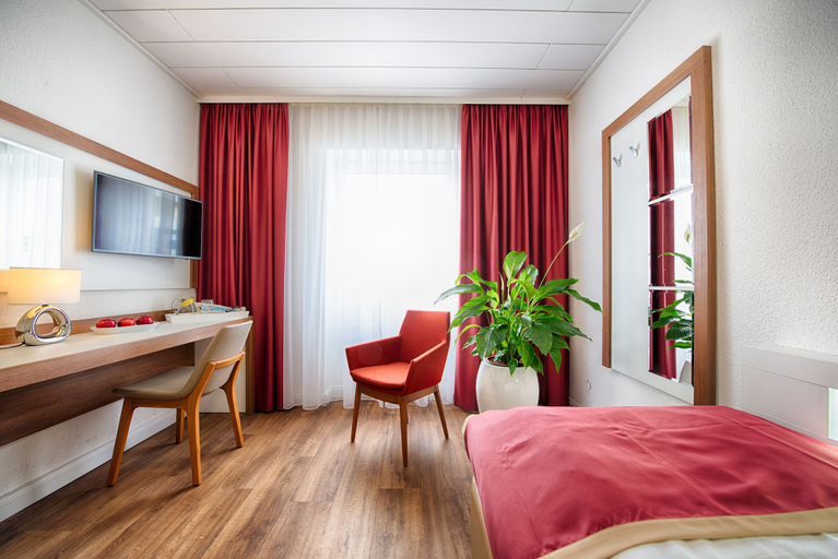 Bedroom 5, Hotel Senator, Dortmund