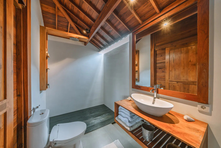 Bathroom, Villa Sejaki: Beautiful 1 BR Villa near Seseh Beach, Badung