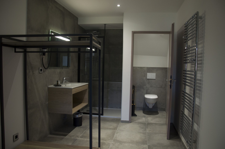 Bathroom 3, Aux Platanes, Jura