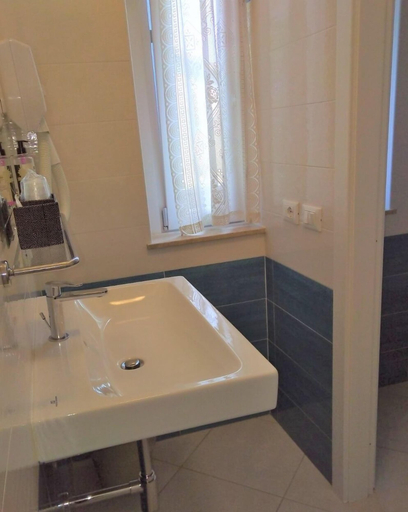 Bathroom 4, Hotel Route 9, Piacenza