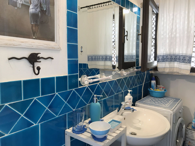Bathroom 4, Casa Vongola, Sassari