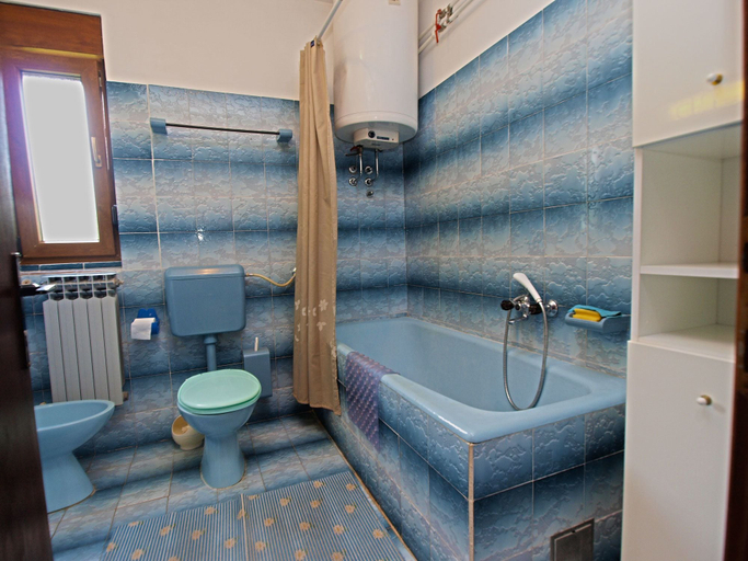 Bathroom 3, Apartment 390, Pula