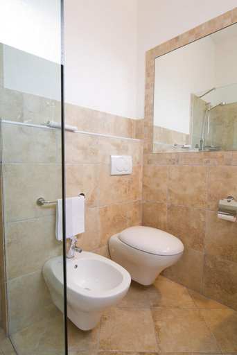 Bathroom 3, Hotel Vienna, Rimini