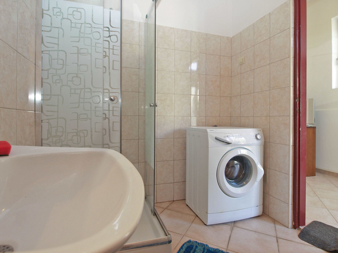 Bathroom 3, Apartment 695, Pula