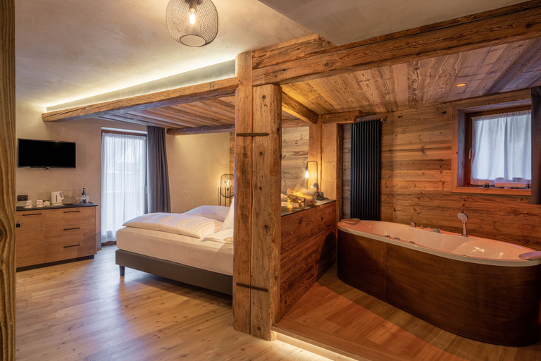 Bedroom 3, La Roccia Wellness Hotel, Trento