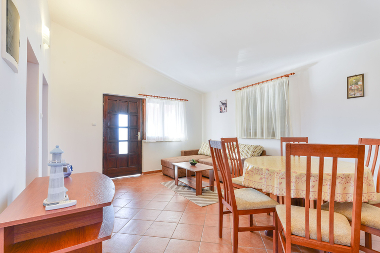Others 4, Apartement Delac, Vir