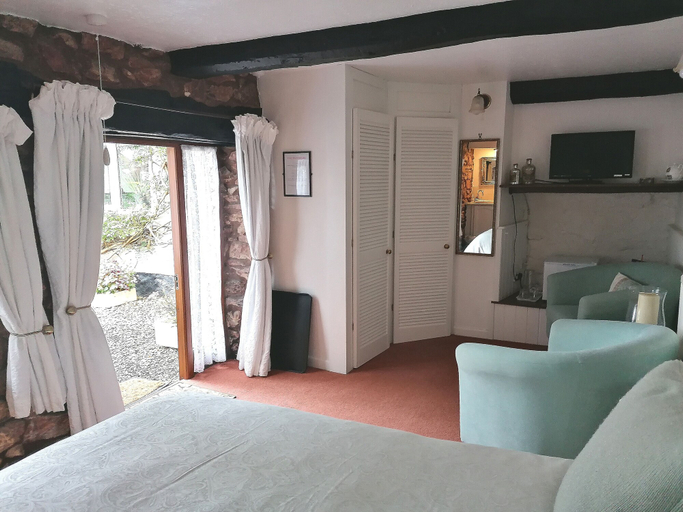 Bedroom 2, Steps Farmhouse, Somerset