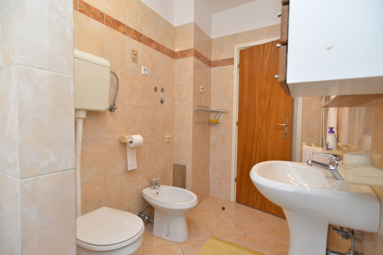 Bathroom 3, Apartment 1633, Pula