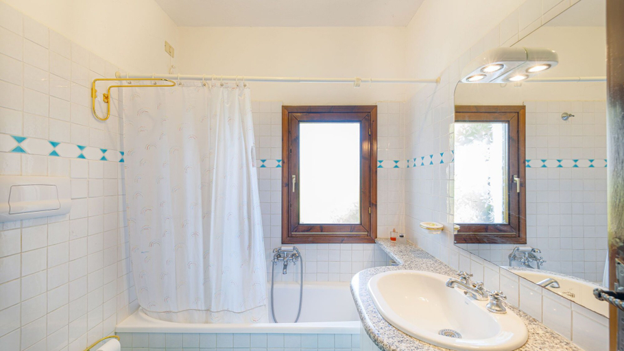 Bathroom 3, Casa Girgolu, Olbia-Tempio