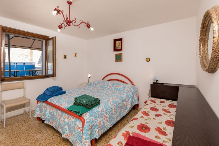 Room 3, Borgo Santa Lucia Apartment with Private Parking & Garden, Perugia