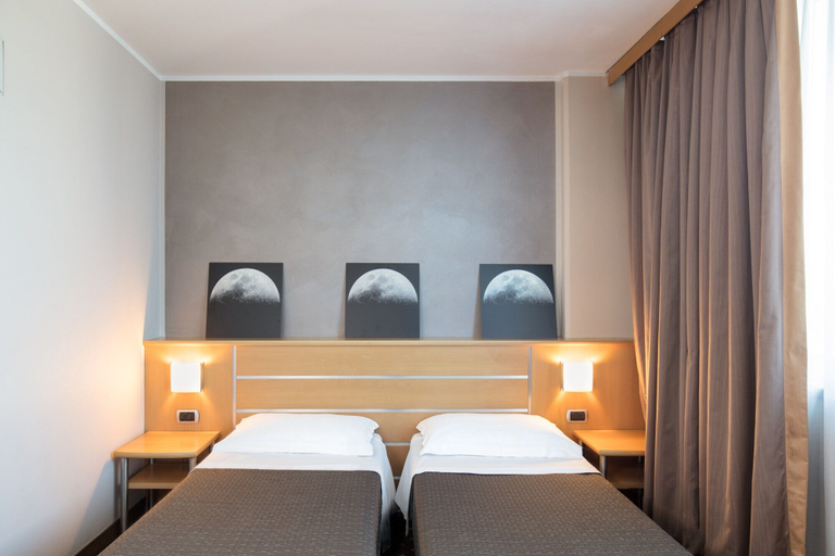 Bedroom 3, Garda Hotel, Brescia