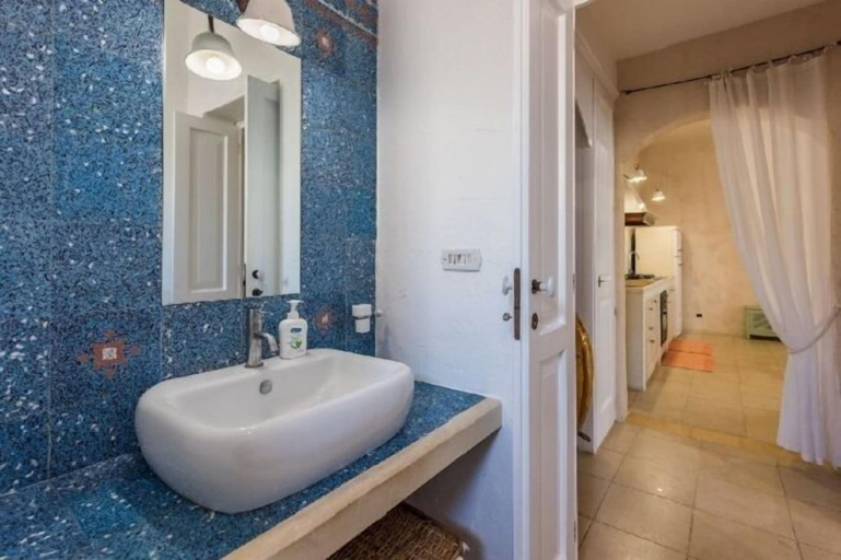 Bathroom sink, Tia Maria Country Inn, Lecce