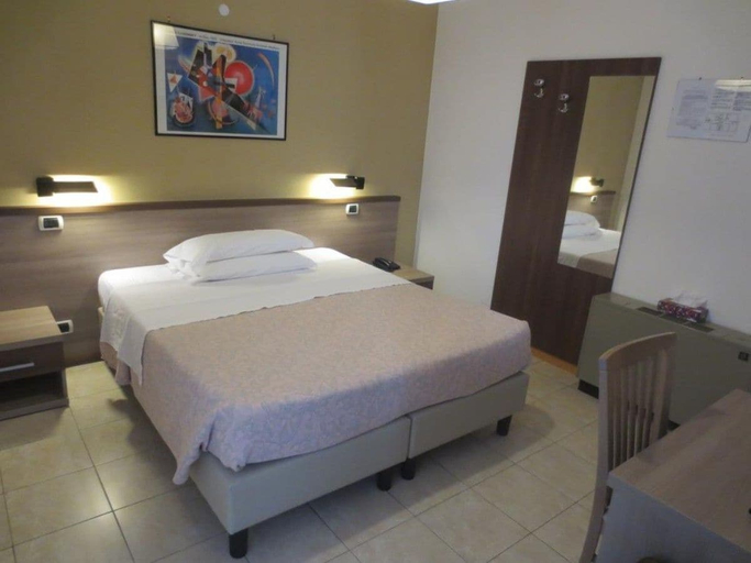 Bedroom 2, Hotel Armando's, L'Aquila