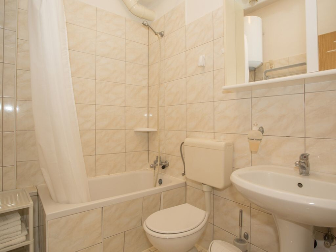 Bathroom 4, Apartment 51, Pula