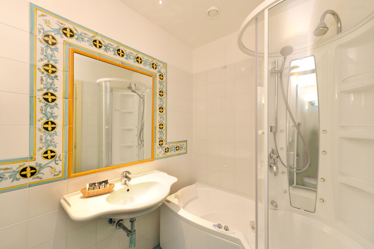 Bathroom 4, Hotel La Bussola, Salerno