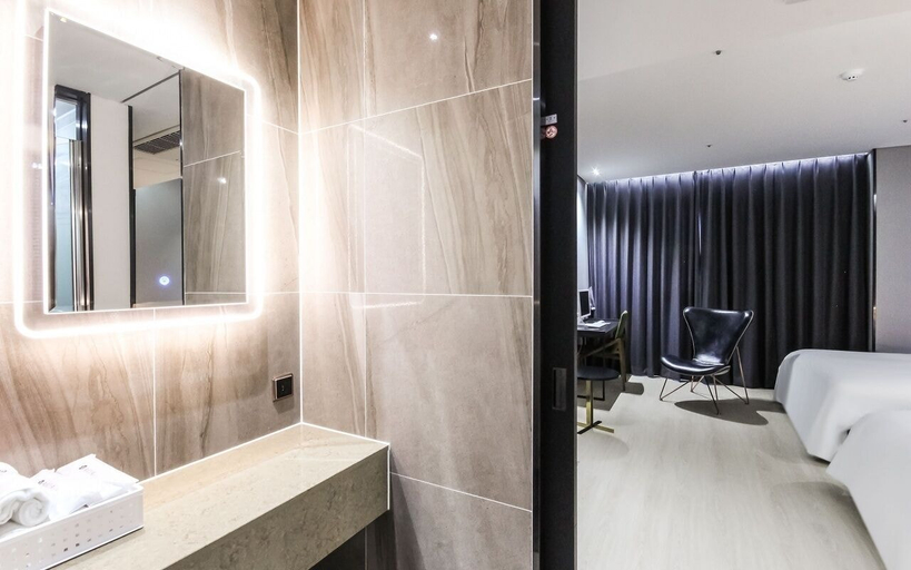 Bathroom 3, Idun Hotel, Wanju