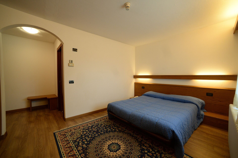 Bedroom 3, Hotel Compet, Trento