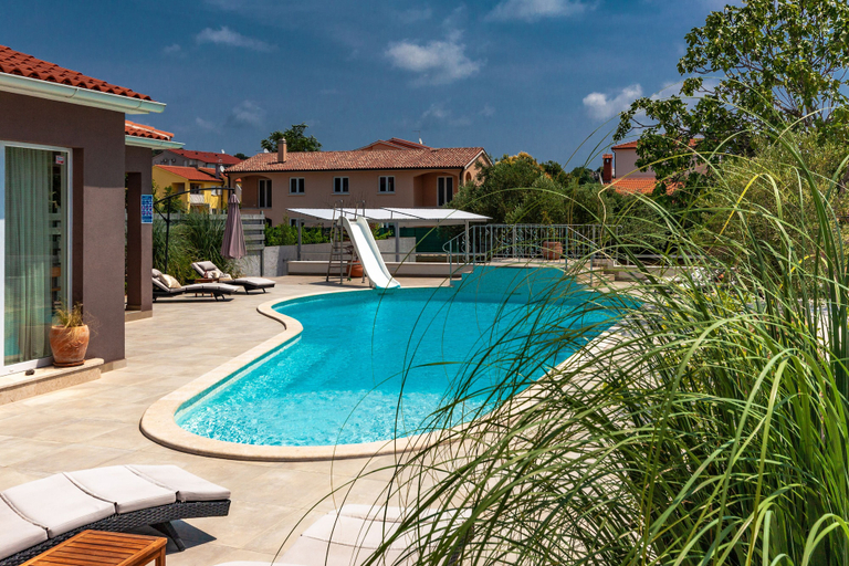 Sport & Beauty 4, Five bedroom villa Emily with pool, Medulin