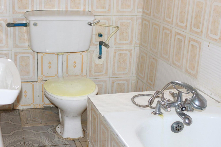 Bathroom 4, Samaritan Hotel, Obio/Akp