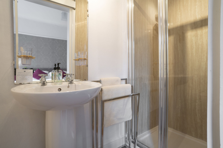 Bathroom 4, Lyndale Guest House, Cumbria