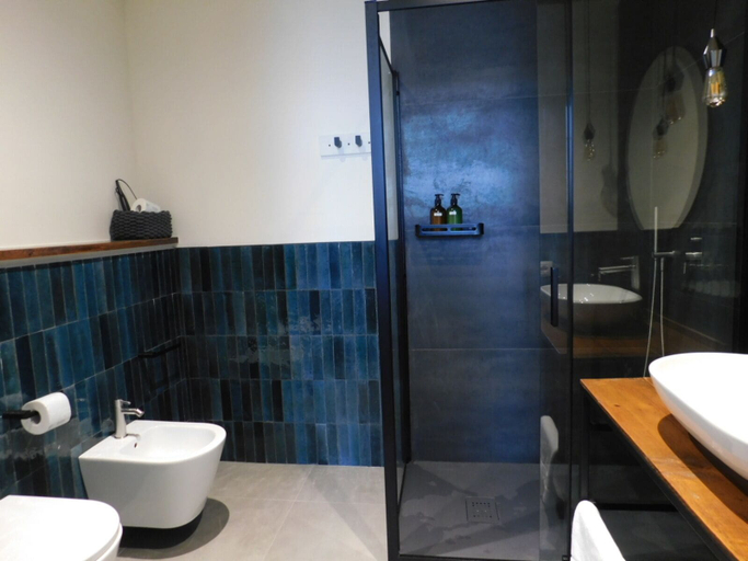 Bathroom 5, Piumaviola, Parma