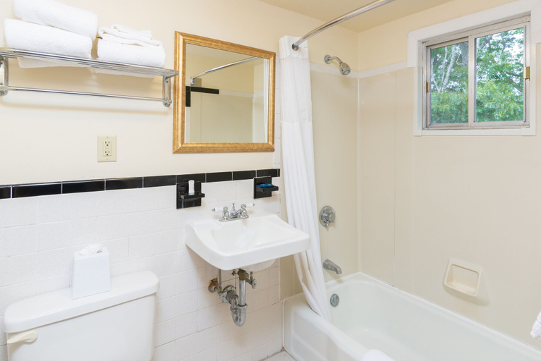 Bathroom 4, Ocean Park Inn, Barnstable