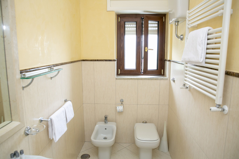 Bathroom 5, Resort Sant'Angelo & Spa, Napoli