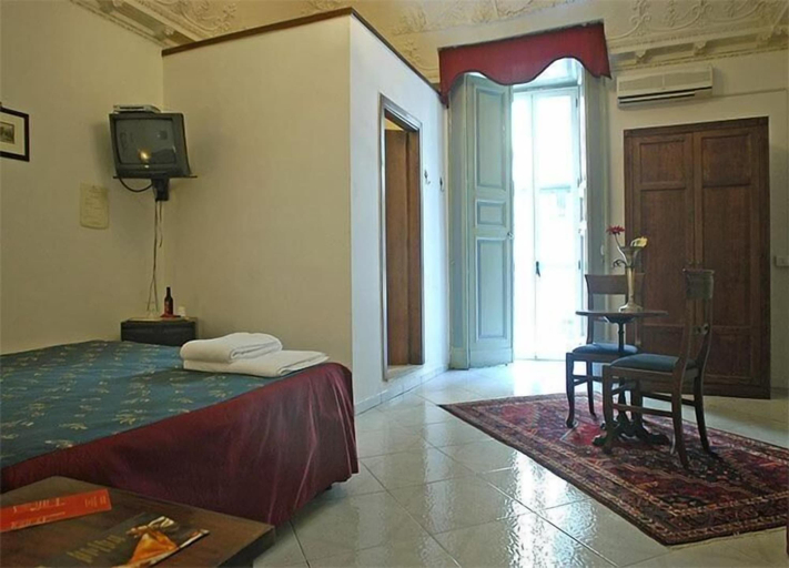Bedroom 4, Miseria e Nobiltà, Napoli