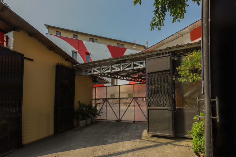 Exterior & Views 2, Hotel O Idola Residence, Jakarta Barat