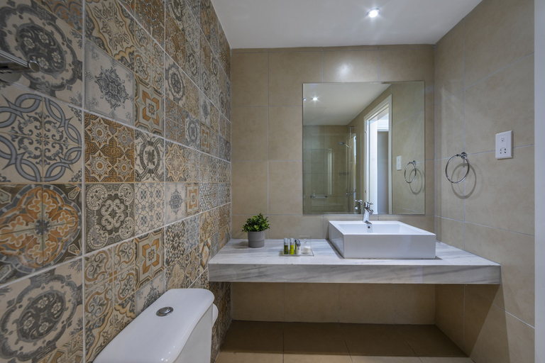 Bathroom 5, Tofinis Hotel