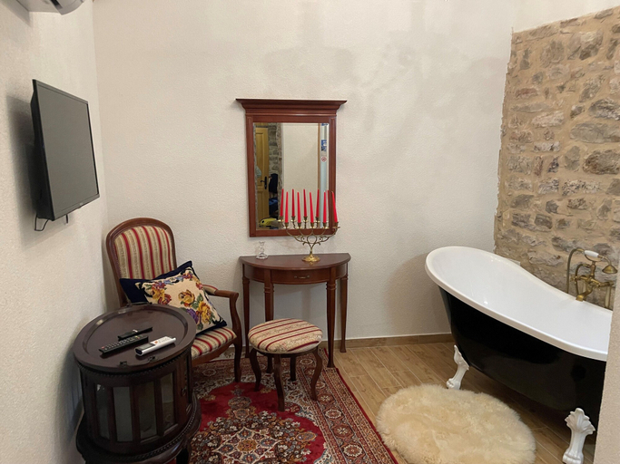Bathroom 3, Castle Inn, Kaštela