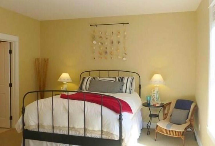 Bedroom 1, Knee Deep In Paradise, Lincoln