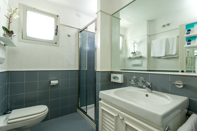 Bathroom 5, Hotel Diamond, Rimini