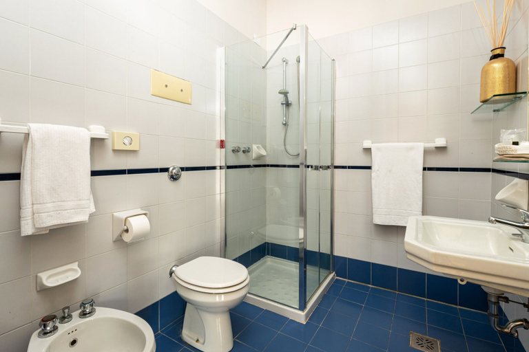 Bathroom 5, Hotel Marconi, Brescia