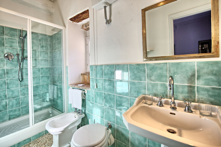 Bedroom 4, Marsilia, Grosseto