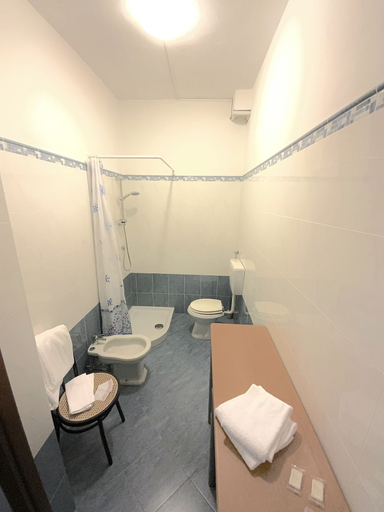 Bathroom 3, Hotel Naviglio, Lucca
