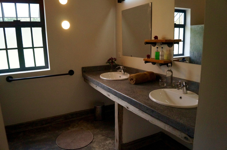 Bathroom 3, Arusha Villa, Meru