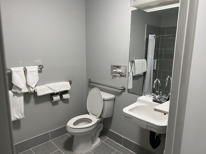 Bathroom 4, Clarion Pointe Indianapolis Northeast, Marion