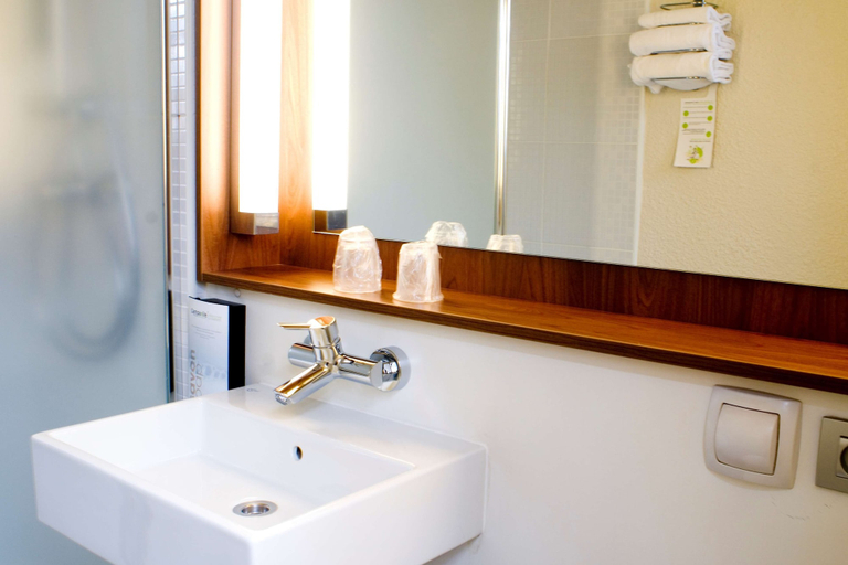 Bathroom 5, Campanile Annecy Cran Gevrier, Haute-Savoie