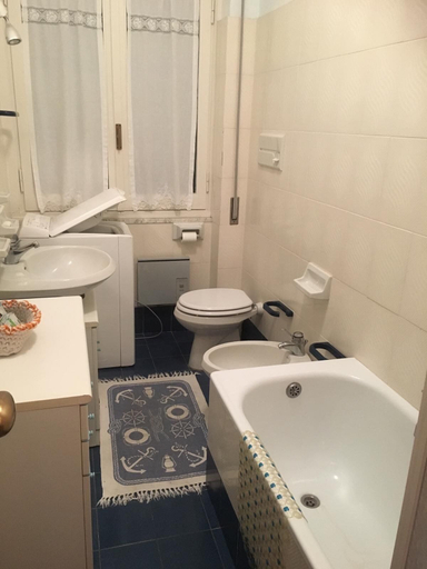 Bathroom, Pitosforo, Genova